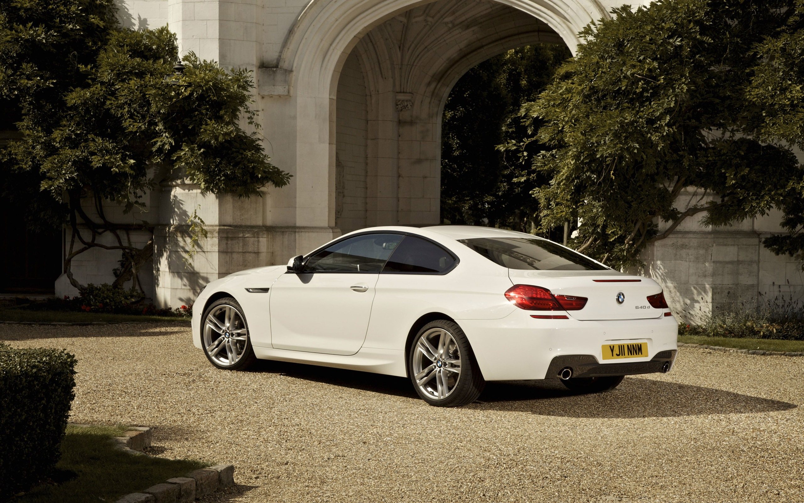 Белый BMW 6 series в новом кузове